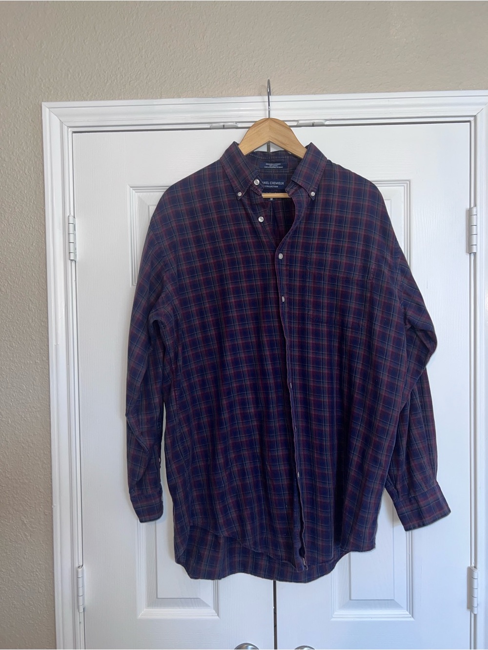 Daniel Cremieux Navy and Red Plaid Button-Down Shirt sz Med